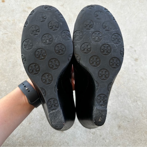 Tory Burch Sophie Black Patent Leather Wedge Heels Women’s Size 9.5 - Picture 4 of 16